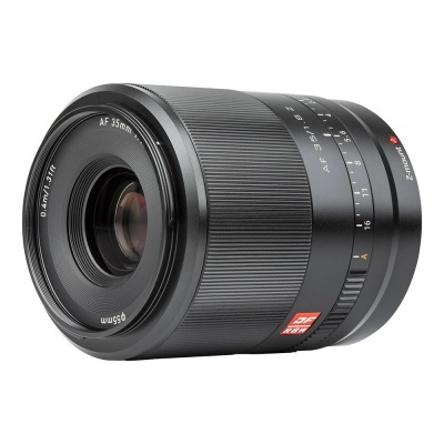 Objetiva fotográfica preta 35mm com marcação de distâncias e abertura