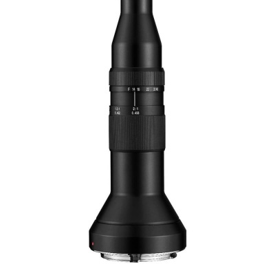 Objetiva fotográfica preta em fundo branco