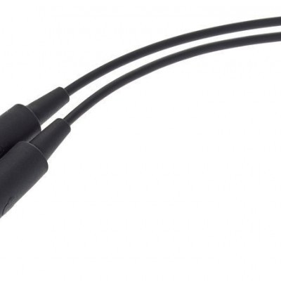 Cabo de áudio preto com conectores jack dourados e anéis coloridos