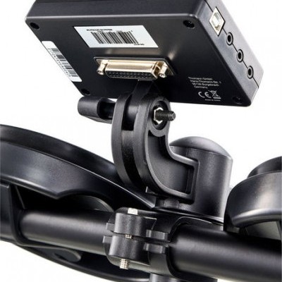 Dispositivo eletrônico preto com suporte montado, detalhes das conexões e etiquetas em fundo branco