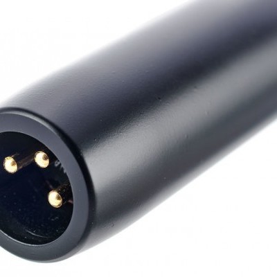 Microfone preto com conector de três pinos dourados