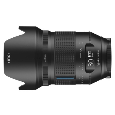 Objetiva Irix 30 mm f/1.4 preta com anel texturizado e marcações de distância