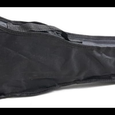 Capa preta para instrumento musical com fecho e palavra GEMA