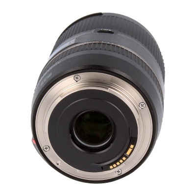 Objetiva de câmara fotográfica preta vista pela base