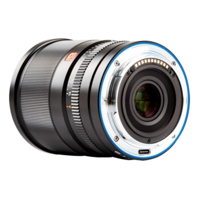 Objetiva fotográfica Sony preto e azul com anel texturizado