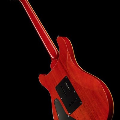 Guitarra elétrica vermelha vista de trás com tampas pretas para componentes eletrónicos