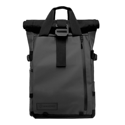 mochila cinza escuro com fecho enrolável preto e bolso frontal com fecho