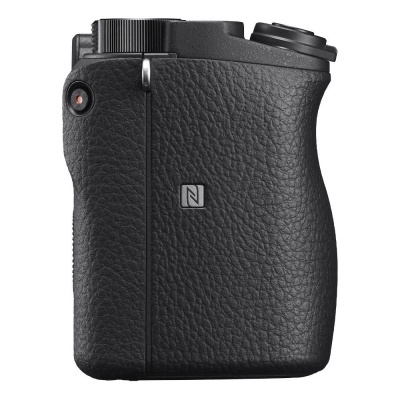 Lado lateral de câmera preta com textura de couro e símbolo NFC