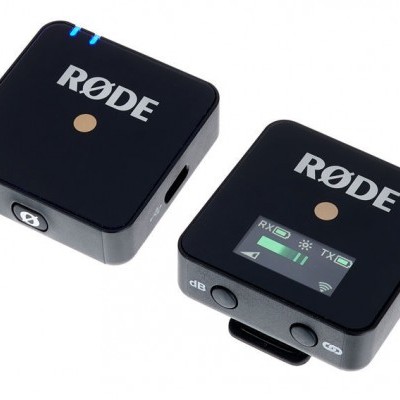 Dois dispositivos RØDE pretos com ecrã e indicadores luminosos