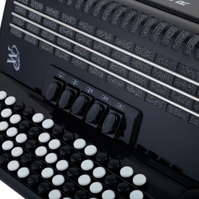 Acordeão preto com botões brancos e pretos, textura metálica e logotipo DB
