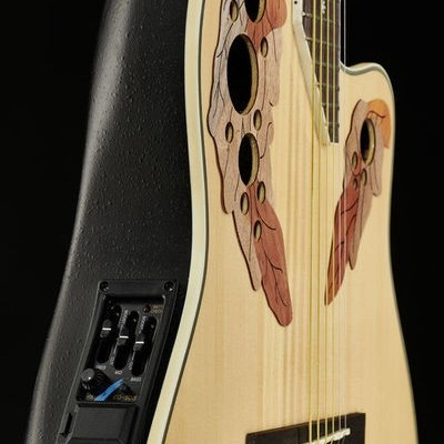 Guitarra acústica em madeira clara com detalhes decorativos e controles eletrónicos na lateral