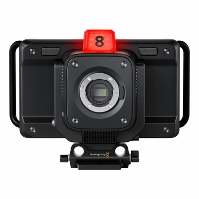 Câmara digital preta Blackmagic Design com visor vermelho número 8