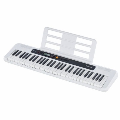 Teclado musical branco de 61 teclas com suporte para partituras.
