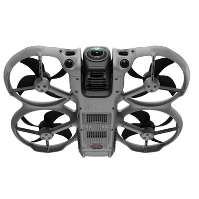 Drone cinzento com quatro hélices protegidas e câmera frontal grande