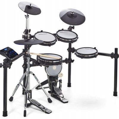 Bateria eletrónica preta com tambores brancos, pratos escuros e pedal, com módulo de som azul