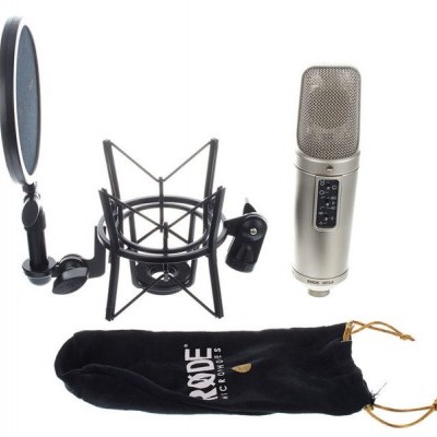 microfone condensador prateado com suporte antichoque preto, filtro pop e saco de veludo preto