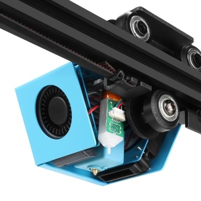 Impressora 3D azul com ventoinha preta e estrutura metálica preta com correia e roldanas