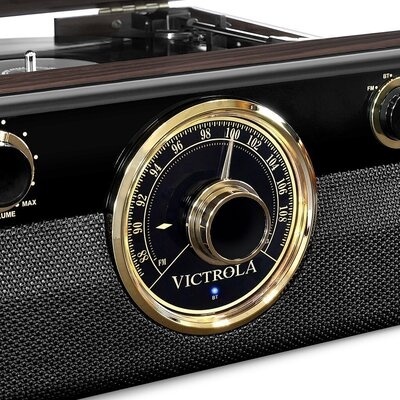 Rádio Victrola retro com mostrador circular e acabamento em tecido cinzento