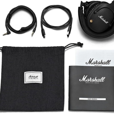 Conjunto de auscultadores Marshall preto com acessórios e manuais