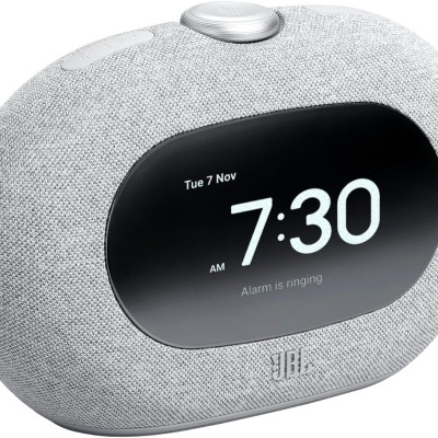 Relógio despertador digital cinza com ecrã preto a mostrar hora