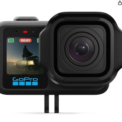 câmara de ação GoPro preta com ecrã frontal a mostrar imagem de um carro e uma pessoa com capa