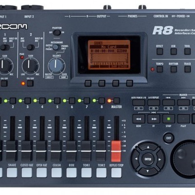 Controlador e sampler digital ZOOM R8 cinza escuro com ecrã laranja e múltiplos botões e sliders