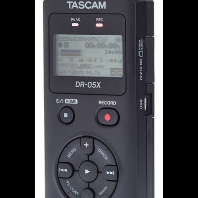 Gravador de áudio TASCAM DR-05X preto com microfones estéreo e botões de controlo