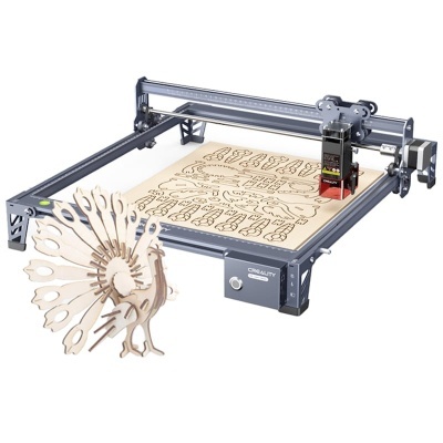 Máquina CNC de gravação a laser Creality com recortes de madeira de pavão