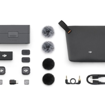 Conjunto de acessórios DJI organizados sobre fundo branco.