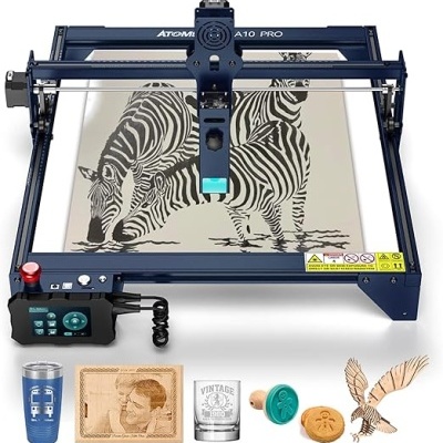 Impressora Atomstack A10 Pro a imprimir imagem de zebras com vários objetos variados à frente