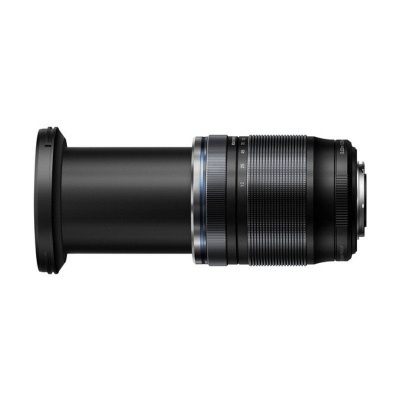 Objetiva fotográfica preta com anéis de ajuste, sobre fundo branco