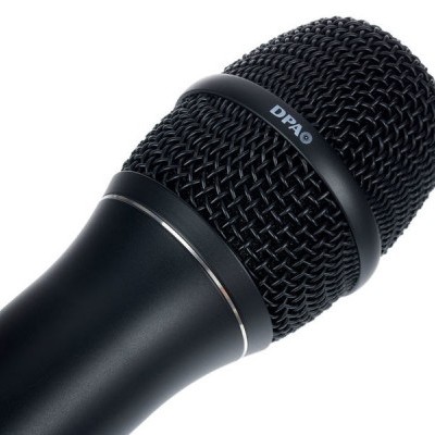 Microfone preto com grelha metálica e anel com inscrição DPA