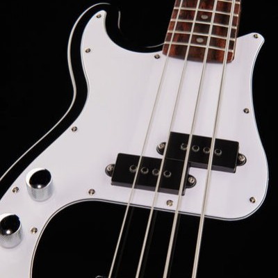 parte de baixo elétrico preto com pickguard branco e cordas