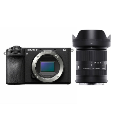 Câmara digital Sony Alpha preta sem lente ao lado de lente zoom 18-50mm.