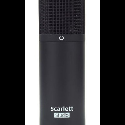 Microfone condensador preto Scarlett Studio com detalhe vermelho na base
