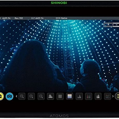 Monitor Atomos SHINOBI a mostrar imagem digital com luzes azuis em padrão no teto.
