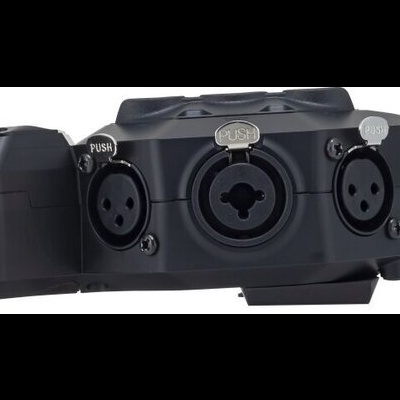 Dispositivo de áudio preto com conectores XLR e entradas para microfone sobre fundo branco