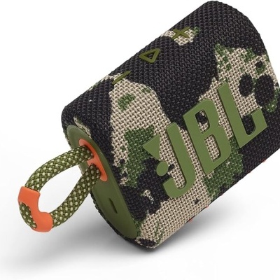 Coluna portátil JBL camuflada com cordão verde e detalhe laranja