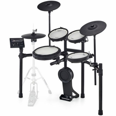 Bateria eletrónica preta com pads e pratos em fundo branco