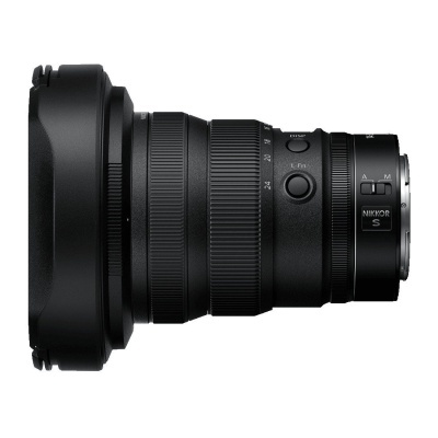 Objetiva fotográfica preta NIKKOR S com anéis e para-sol