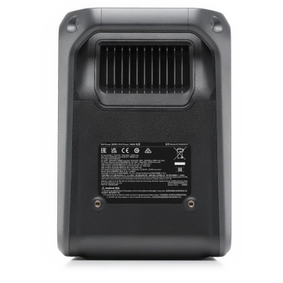 Parte traseira de coluna de som preta com grelha e etiquetas