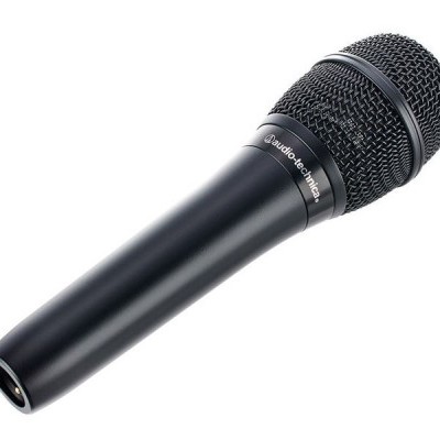 Microfone preto Audio-Technica sobre fundo branco