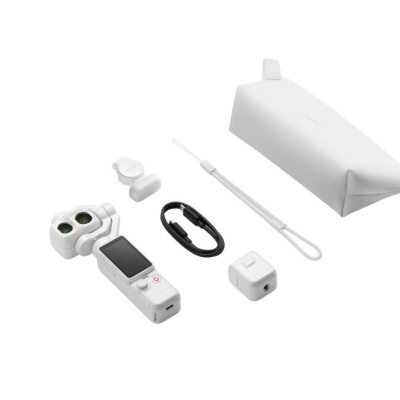 Conjunto câmera branca com acessórios e estojo branco sobre fundo branco
