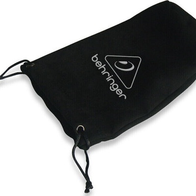 Saco preto de tecido com cordões e logotipo behringer branco