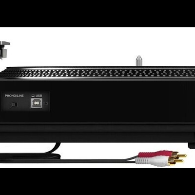 Gira-discos preto com cabos RCA vermelhos e brancos