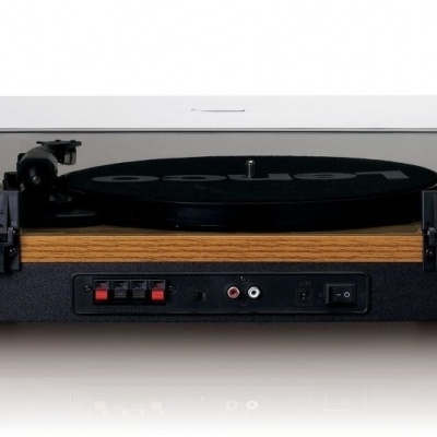 Aparelho de som vintage com gira-discos e dois altifalantes em madeira e preto