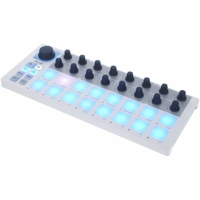Controlador MIDI branco com pads iluminados e botões rotativos