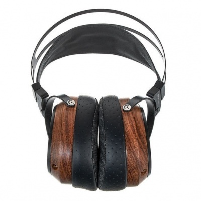 Auscultadores com almofadas pretas e conchas de madeira