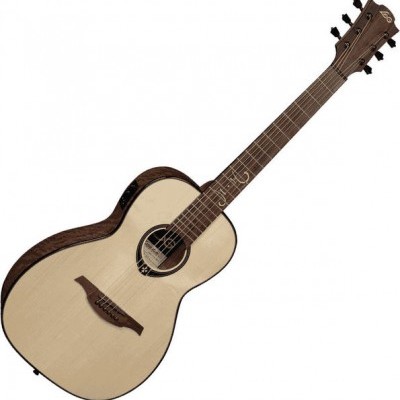 Guitarra acústica com madeira clara e escura em fundo branco