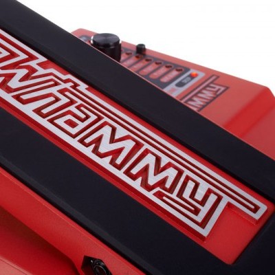 Amplificador ou pedal de efeitos musical vermelho com nome WHAMMY em destaque